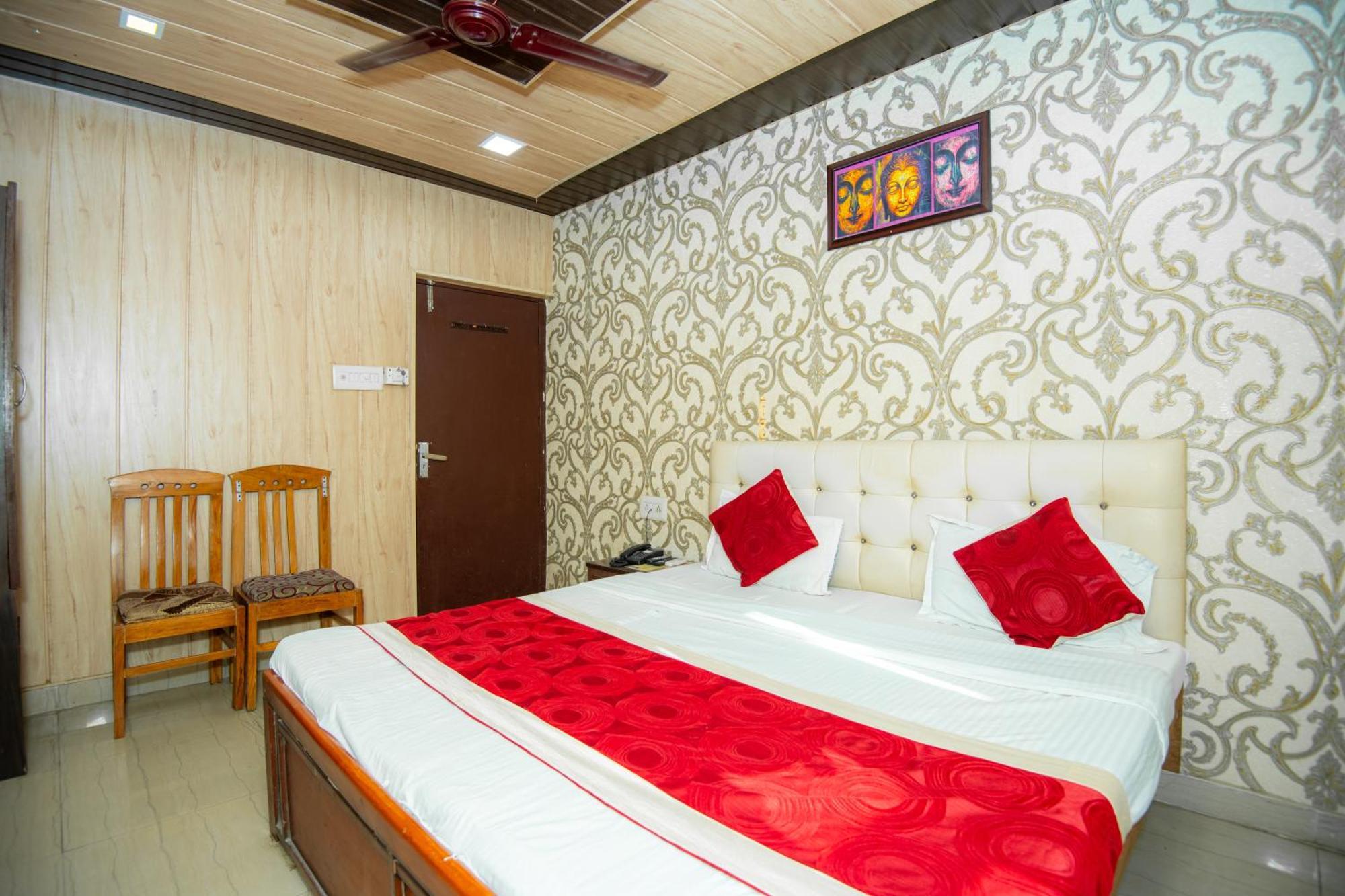 Hotel Manohar Palace 3*